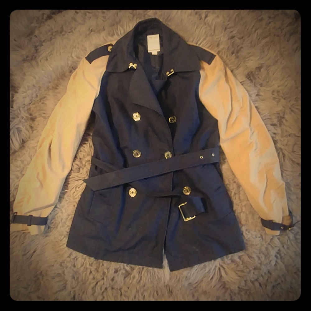 Dual color trench